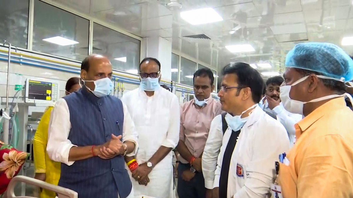 Rajnath Singh meets injured in Lucknow coaching centre fire