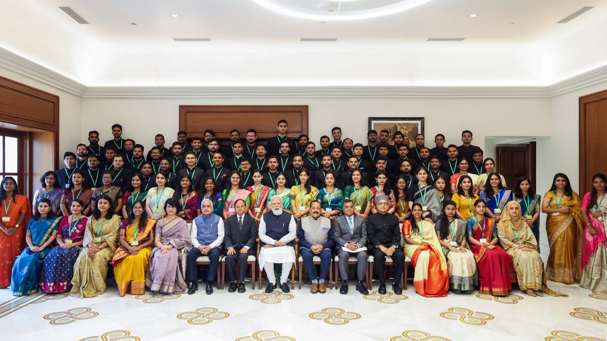 Prime Minister Narendra Modi in a group photo with IAS officer trainees of 2024…