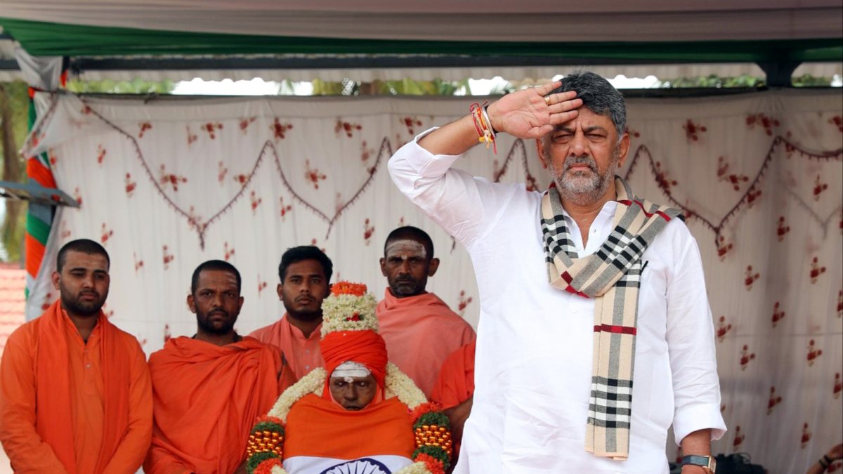 Karnataka CM Shivakumar pays tribute to Mummadi Nirvana Mahaswamiji