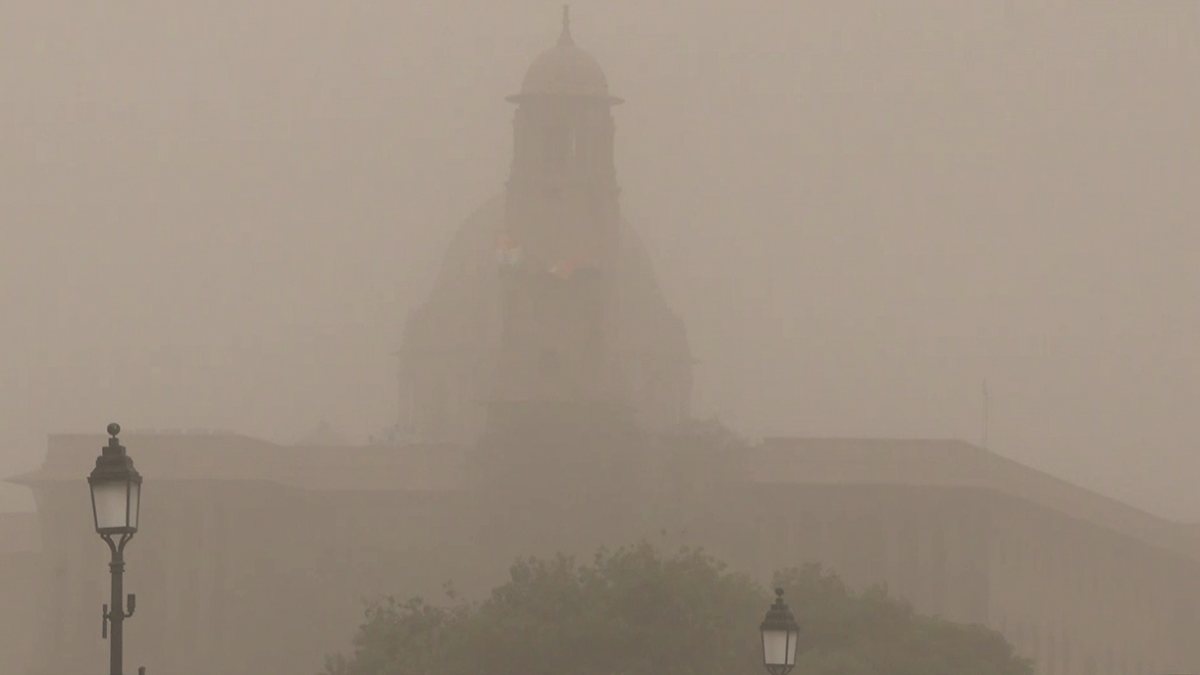 Heavy dust storm sweeps through Kartavya Path in New Delhi