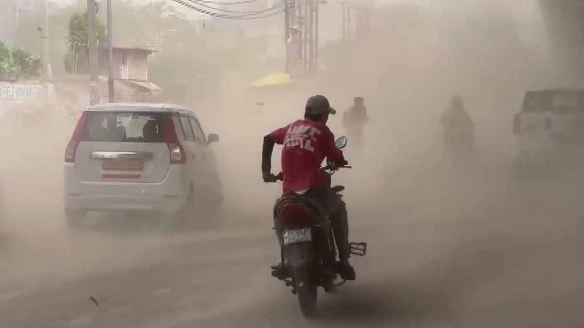 Commuters wade through heavy dust storm in Noida
