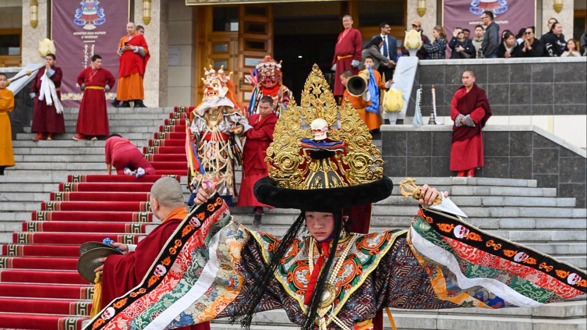 Artist performs Cham dance to welcome EAM Jaishankar at Gandan Monastery