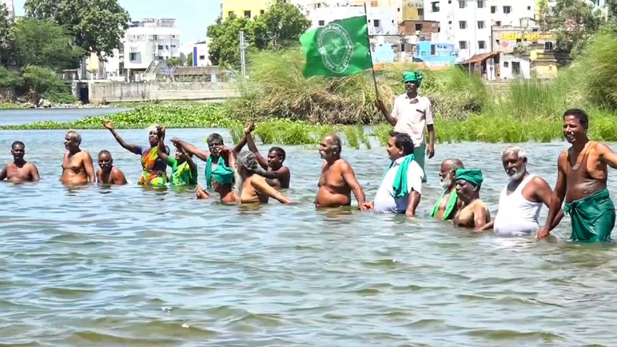 Farmers protest in Cauvery against Mekedatu dam project