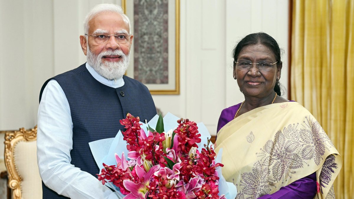 Prime Minister Narendra Modi calls on President Droupadi Murmu at Rashtrapati…