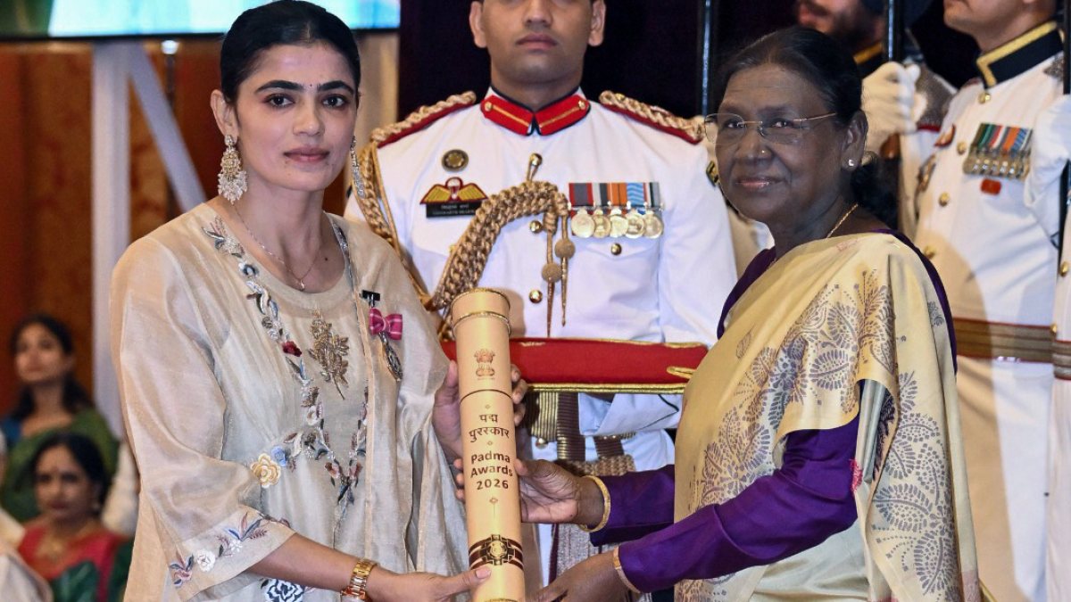 President Murmu presents Padma Shri to Savita Punia