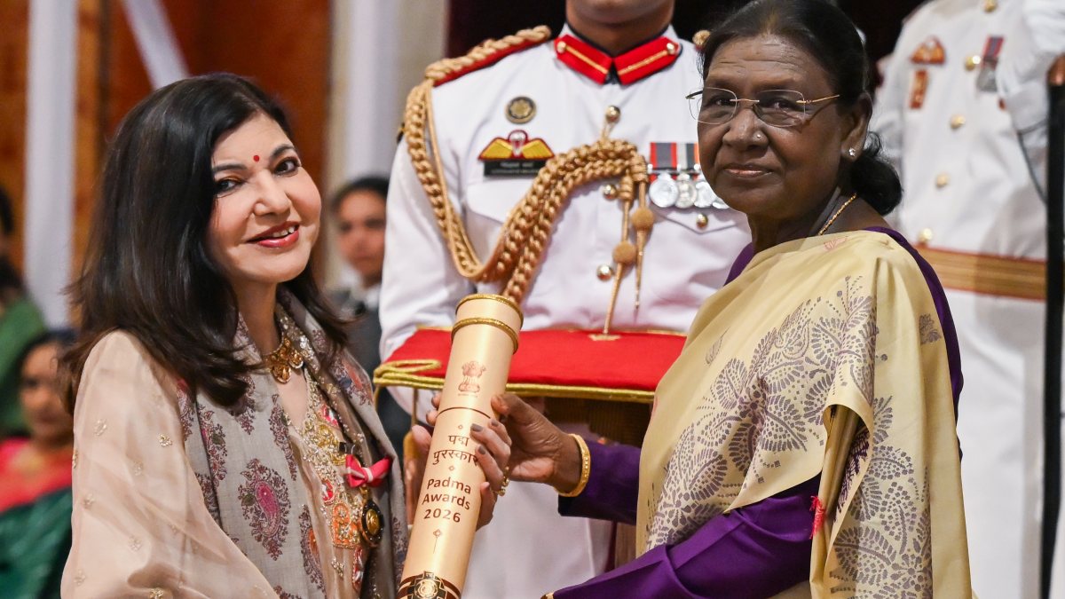 President Murmu confers Padma Bhushan on Alka Yagnik