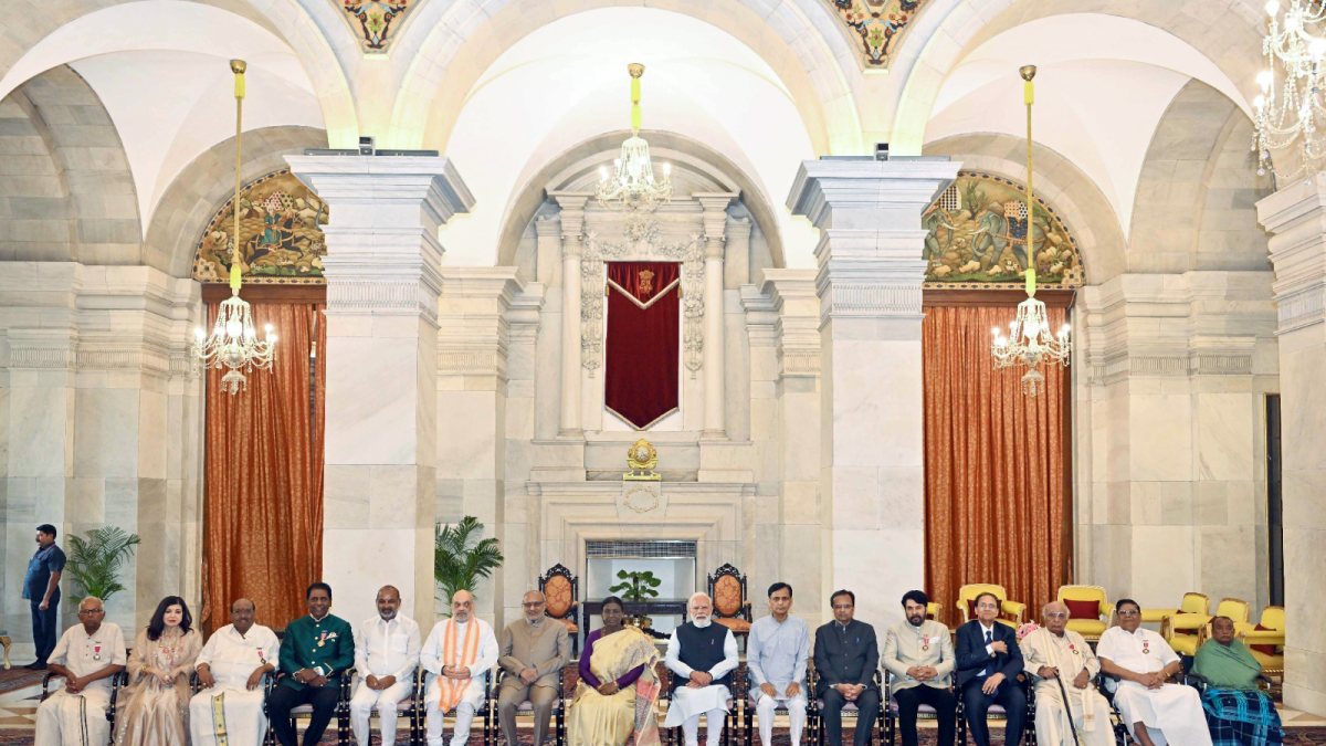 President Murmu poses with top leaders at investiture ceremony