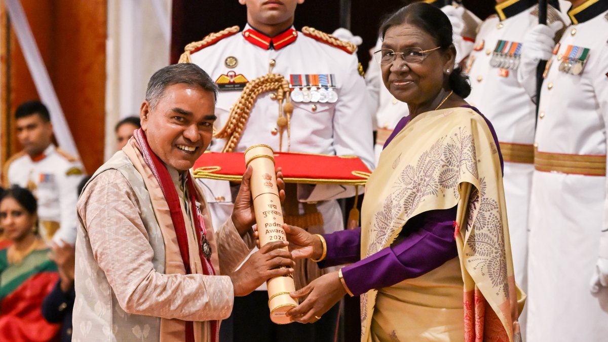 President Murmu confers Padma Shri to handloom artisan Patra