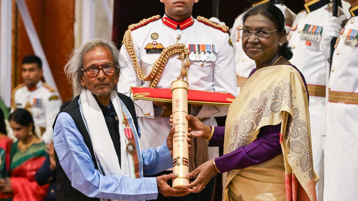 President Murmu confers Padma Shri on folk theatre artist Simanchal Patra