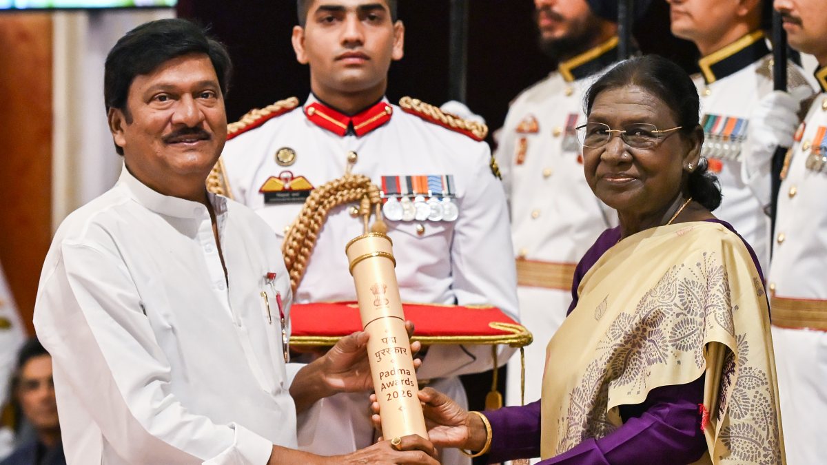 President Murmu confers Padma Shri to actor Rajendra Prasad