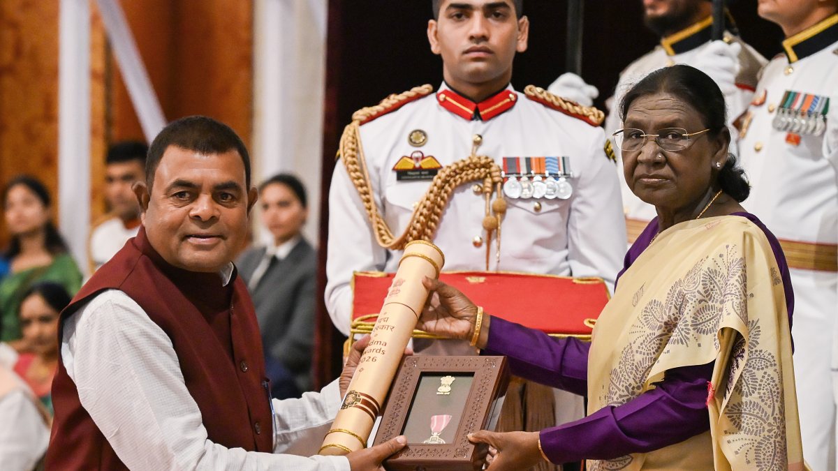 President Murmu confers Padma Shri to Bundeli martial arts legend