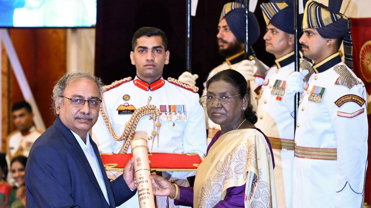 President Droupadi Murmu presents Padma Shri to Dr. Krishnamurty…