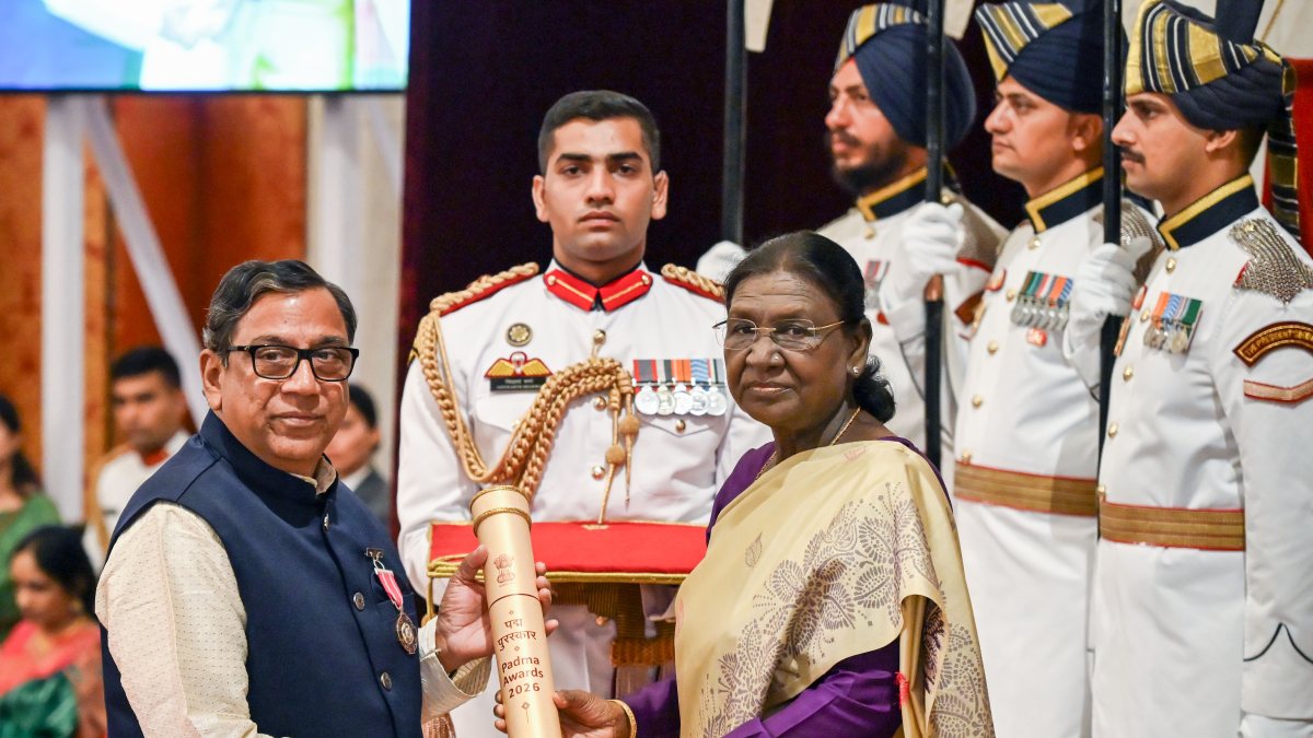 President Murmu presents Padma Shri to Dr Chandramouli Gaddamanugu