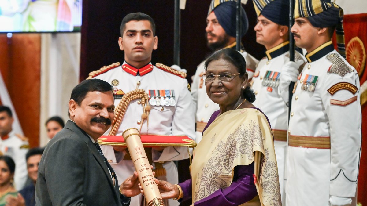 President Murmu confers Padma Shri on Dr Suresh Hanagavadi