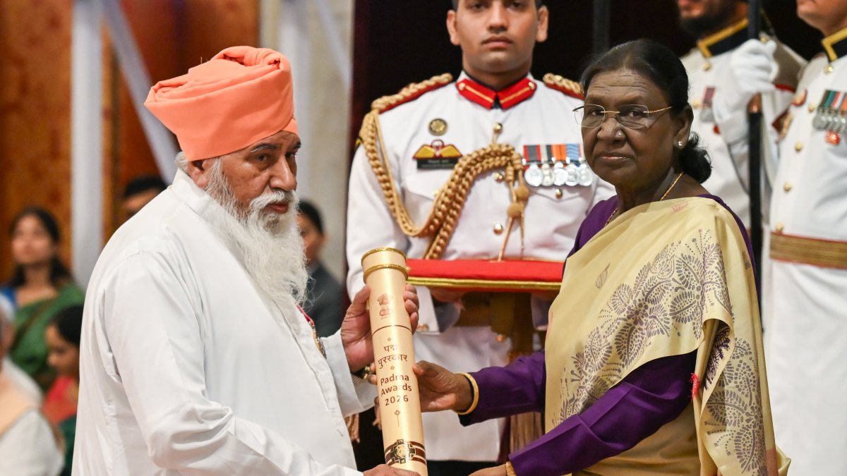 President Murmu presents Padma Shri to Sant Niranjan Dass