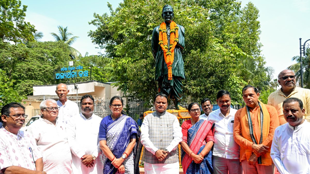 Odisha Chief Minister Mohan Charan Majhi poses for a group photo while paying…