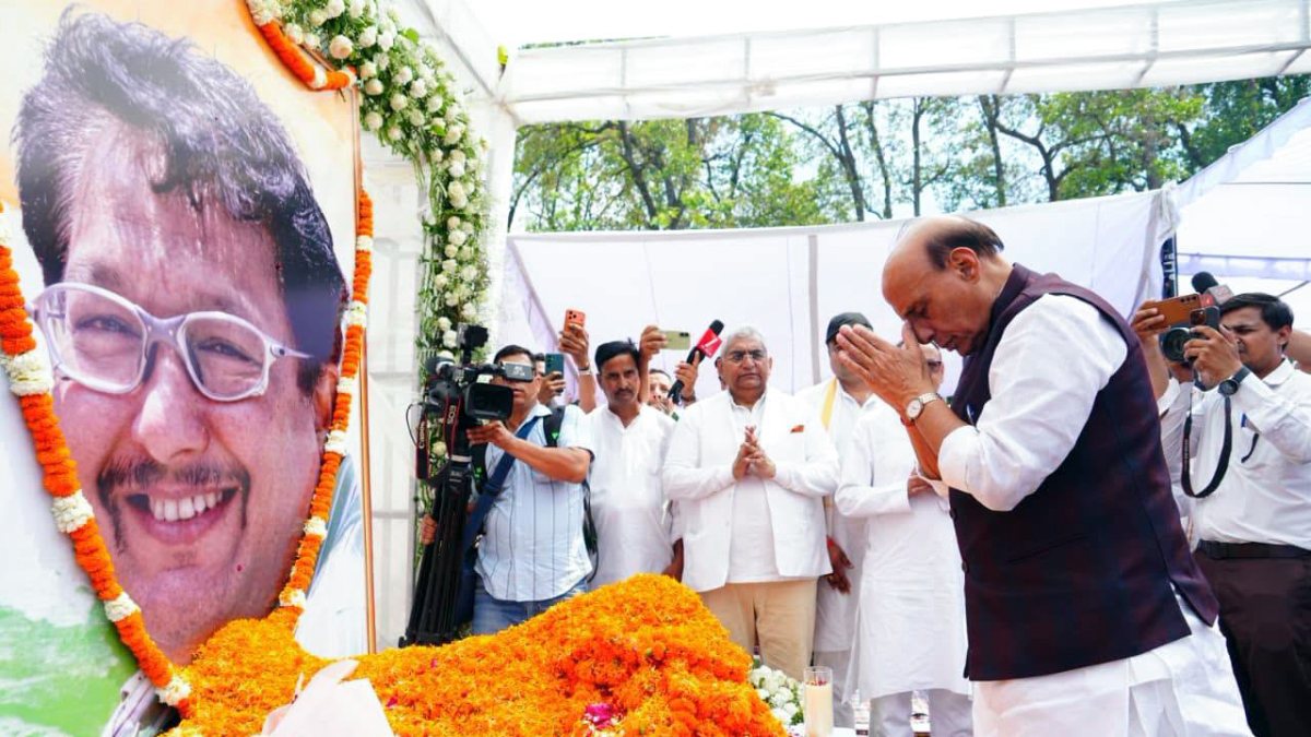 Rajnath Singh pays tribute to Jaspal Rana in Dehradun