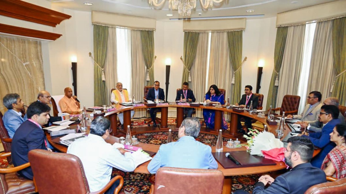 Yogi Adityanath meets global investors at UP Growth Dialogue in Bengaluru