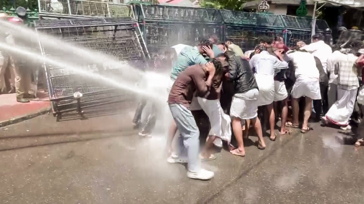 Police use water cannons on SFI protesters in Thiruvananthapuram