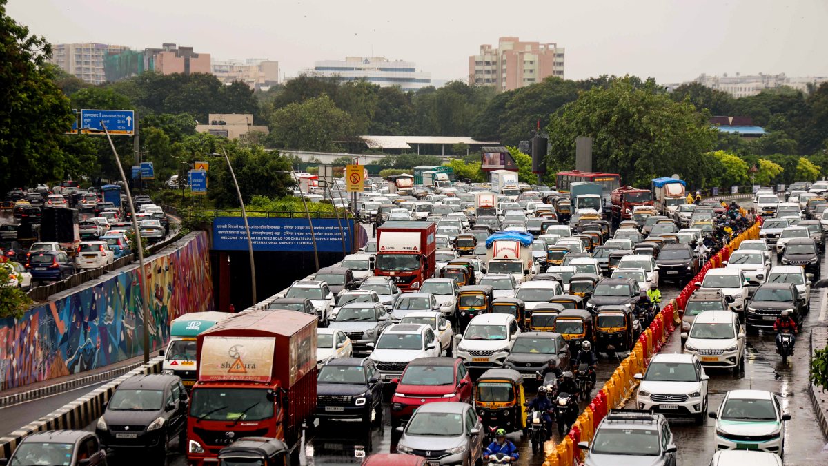 Mumbai traffic snarls on Western Express Highway amid heavy rain