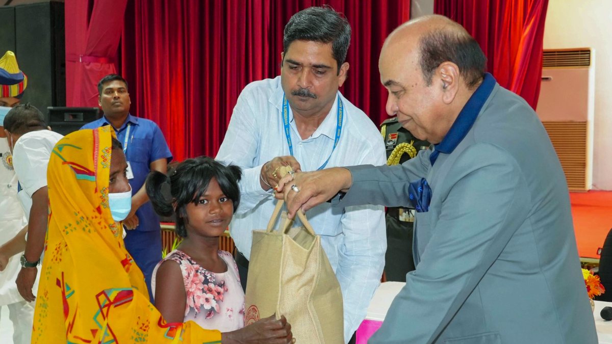 Bihar governor distributes food baskets to TB patients