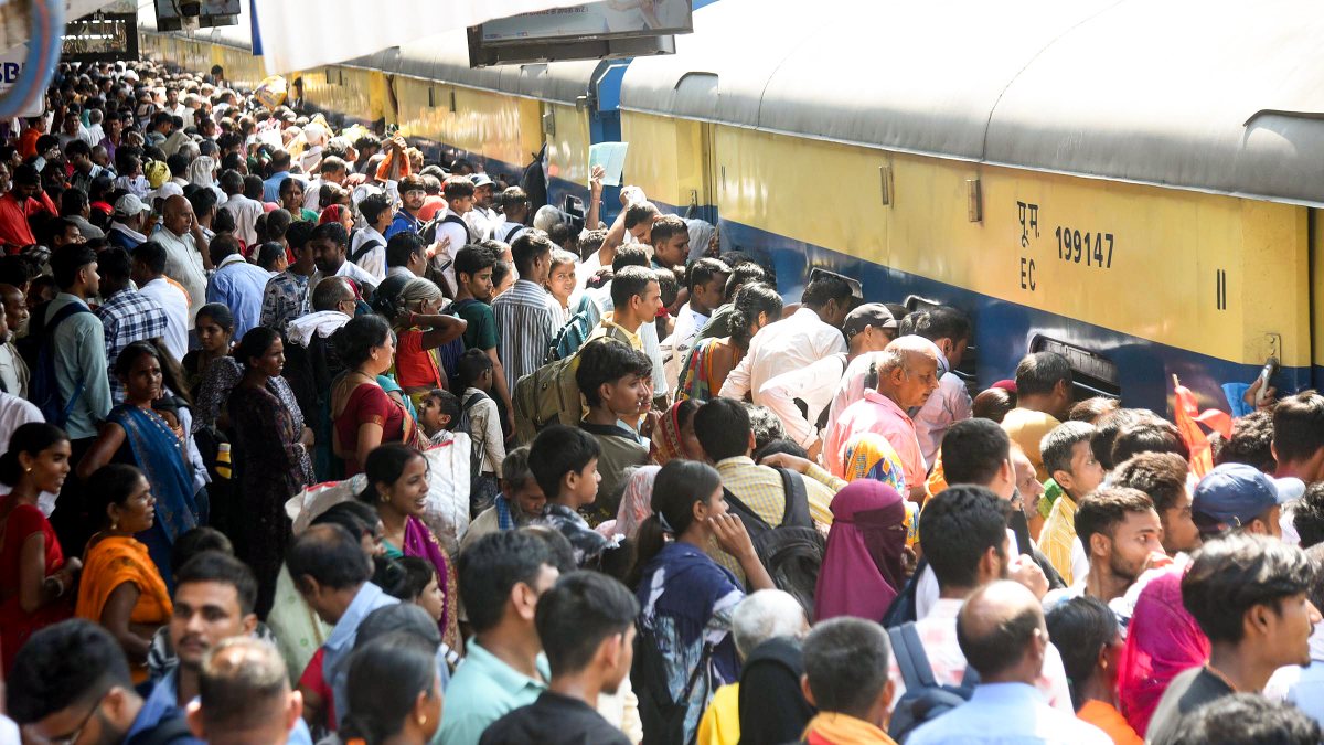 A large number of passengers including aspirants of Bihar Police Constable…