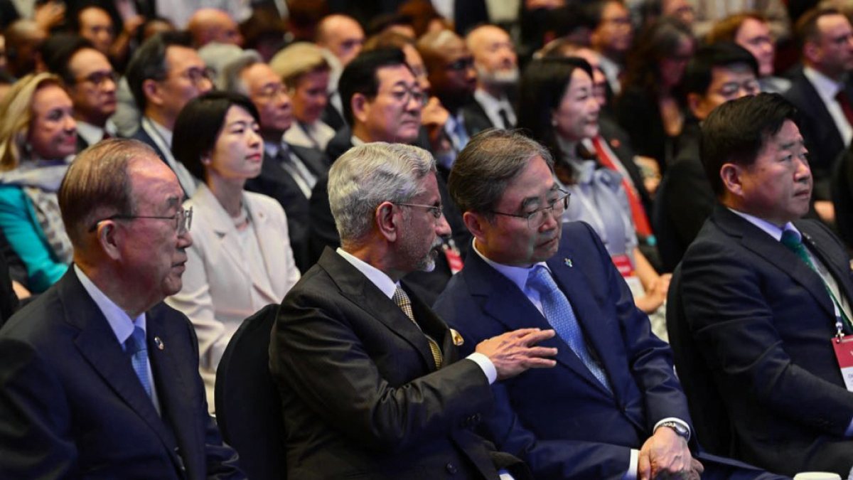 Jaishankar meets South Korean FM Cho Hyun at Jeju Forum