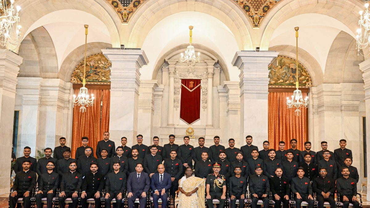 President Murmu with Military Engineer Services trainees at Rashtrapati Bhavan