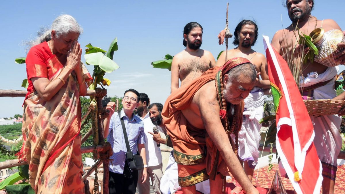 Nirmala Sitharaman offers prayers at Kanchipuram ceremony