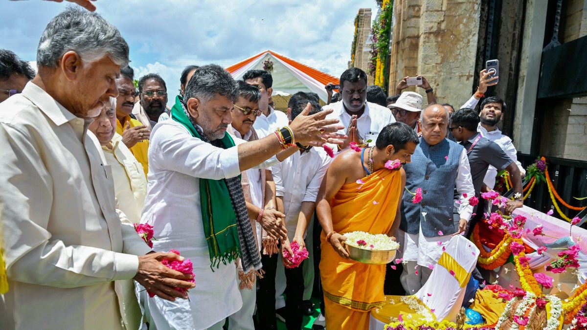 Karnataka CM Shivakumar inaugurates 33 new spillway gates at Tungabhadra Dam