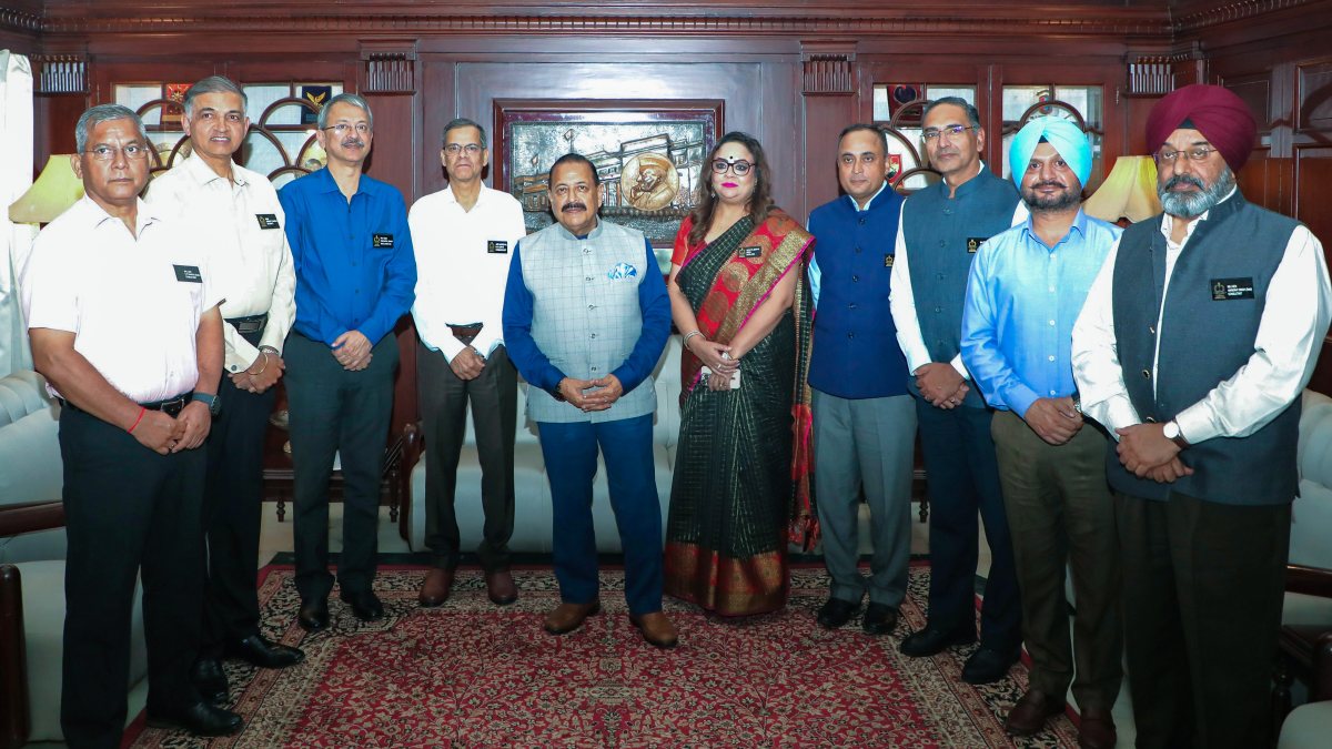 Union minister Jitendra Singh poses with group at National Defence College