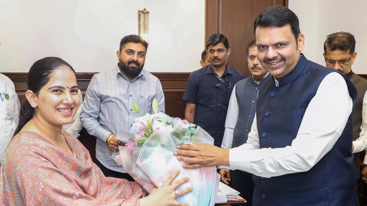 Kathavachak Jaya Kishori pays a courtesy visit to Maharashtra Chief Minister…