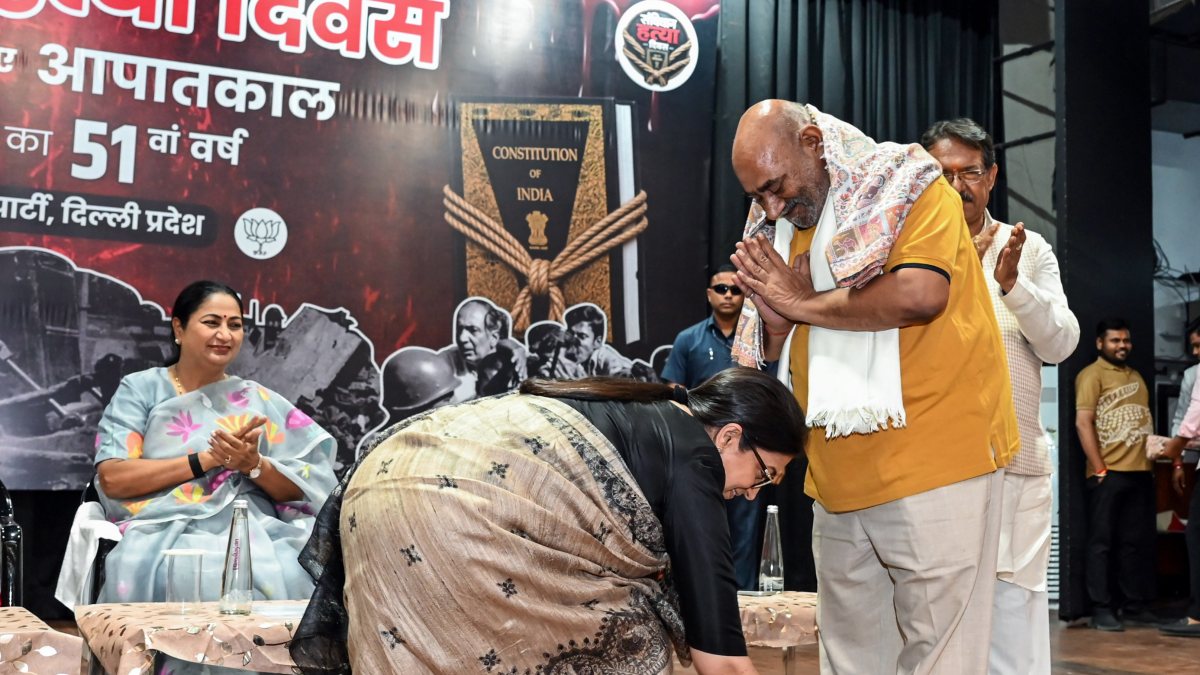 Smriti Irani and Rekha Gupta at Black Emergency Day seminar