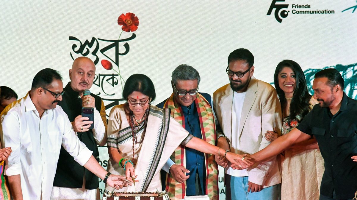 Bollywood stars join Bengal minister to promote Bengali film