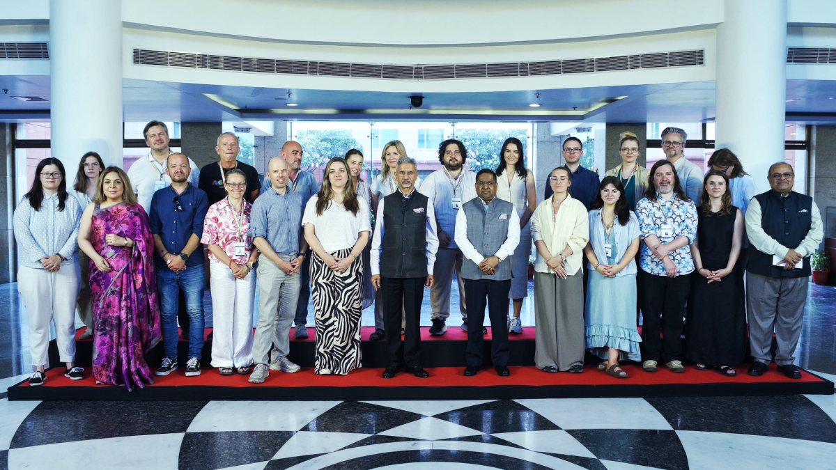 Jaishankar poses with European journalists in New Delhi