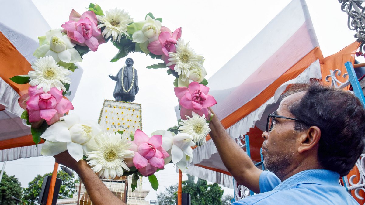 Man pays homage to Bankim Chandra Chatterjee on birth anniversary in Kolkata
