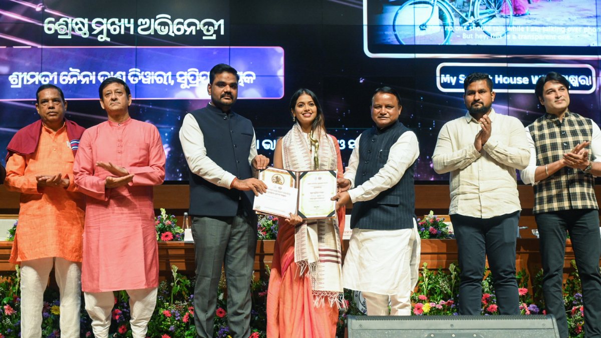 Odisha CM Majhi presents Odia film awards for 2023 and 2024