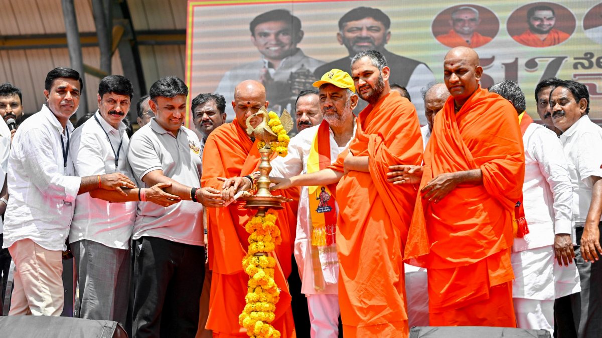 Karnataka CM Shivkumar lights lamp at Kempegowda birth anniversary event