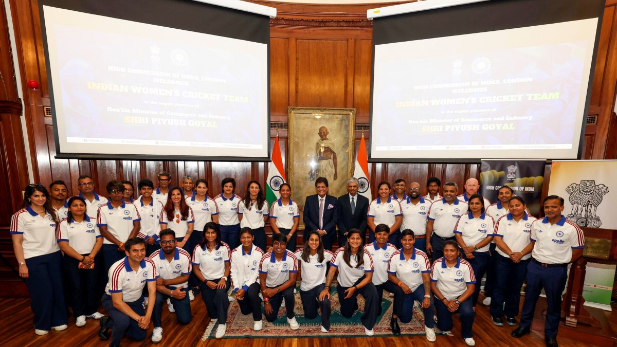 Piyush Goyal poses with Indian women's cricket team in London