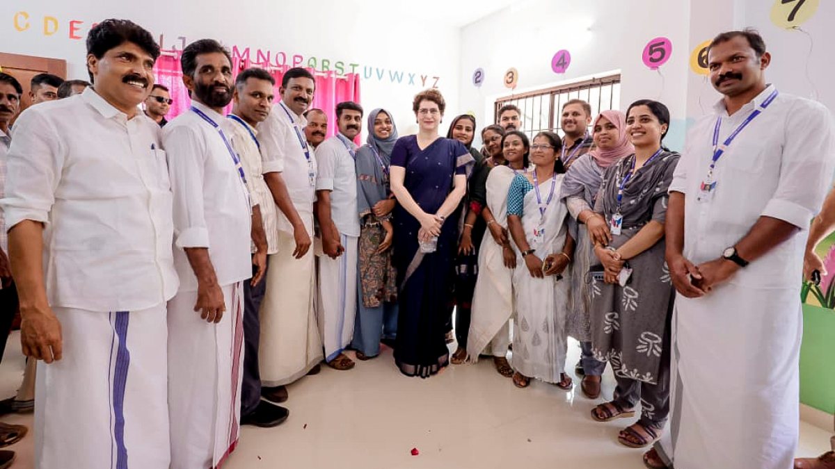 Priyanka Gandhi poses for group photo at Wayanad Anganwadi event