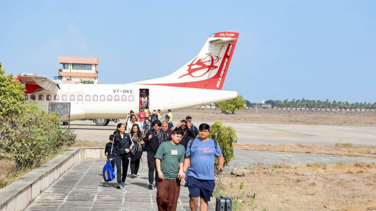 Alliance Air's inaugural Mumbai-Porbandar flight lands in Gujarat