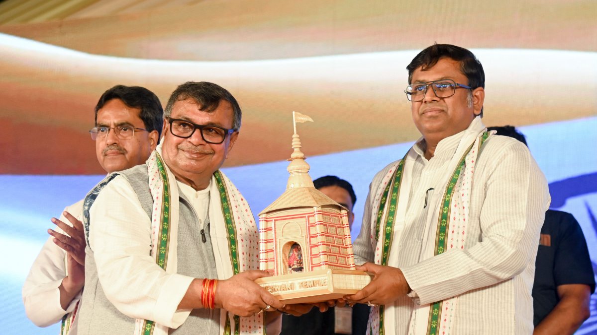 Union minister Sukanta Majumdar felicitated at Tripura Pineapple Festival