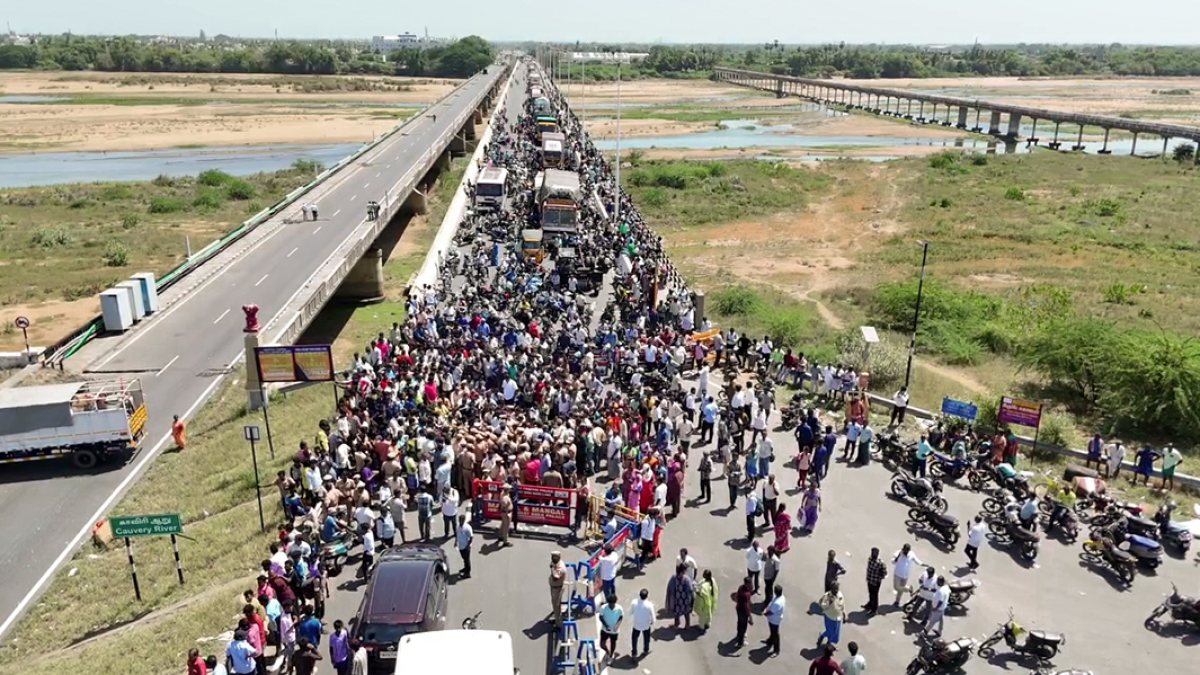 Residents block highway in Tiruchirappalli demanding Cauvery Bridge repairs