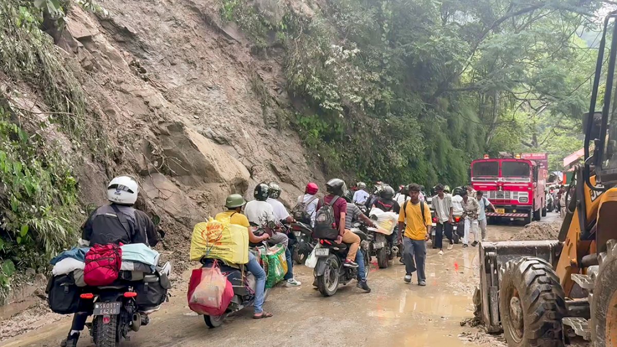 Landslide disrupts traffic on Sevak NH-10 in Siliguri