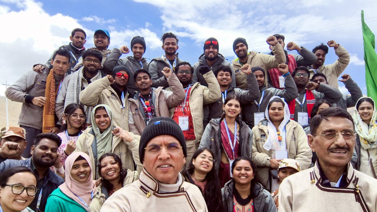 Mansukh Mandaviya clicks selfie with youth in Leh