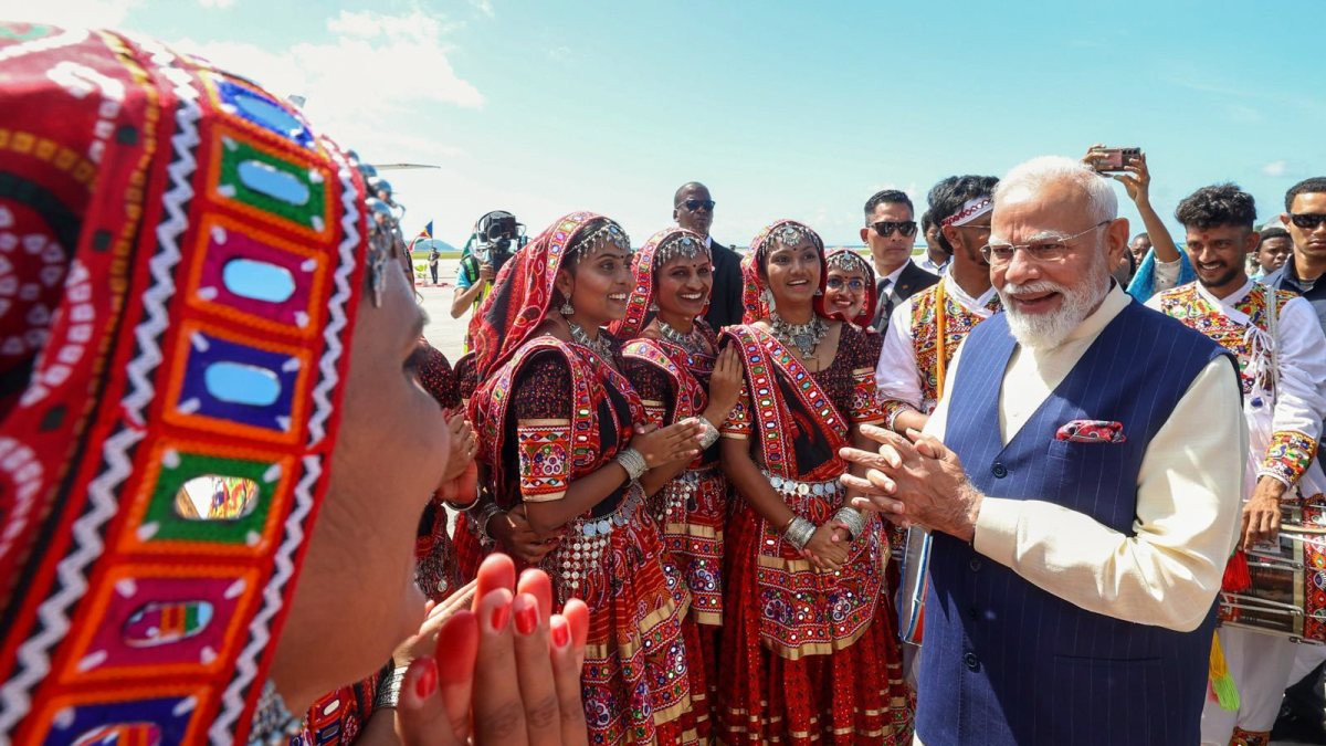 Modi receives warm welcome from Indian diaspora in Seychelles