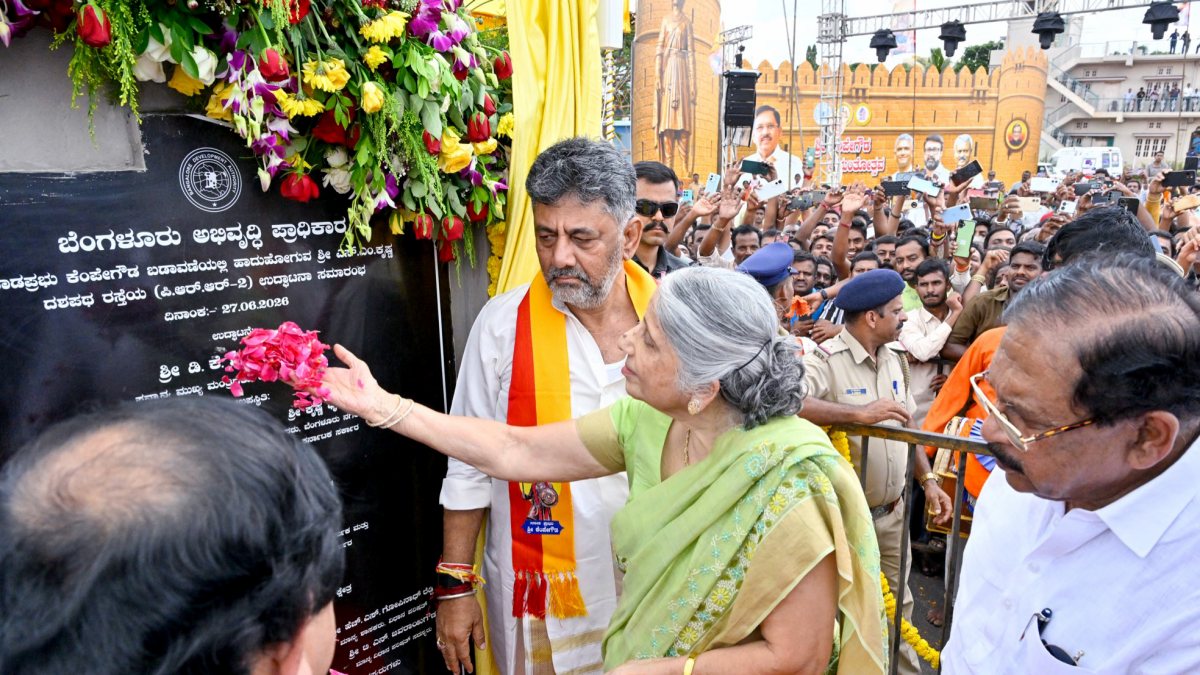Prema Krishna, wife of ex-Karnataka Chief Minister S.M. Krishna, pays homage to…