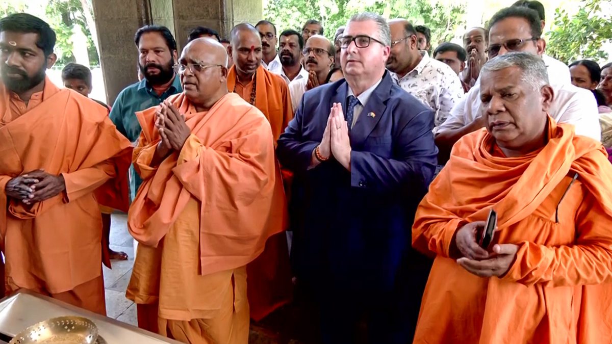 Australian parliament whip visits Sivagiri Mutt in Thiruvananthapuram