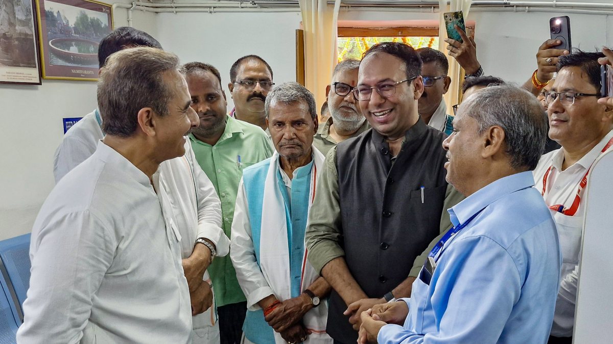 Union MoS Kirti Vardhan Singh inspects Passport Seva Kendra in Gonda