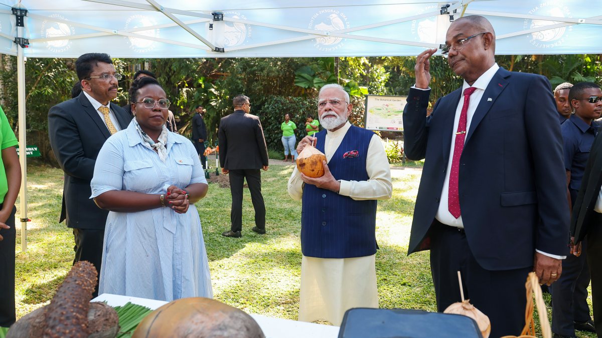 Modi and Seychelles president explore tropical fruits at botanical garden